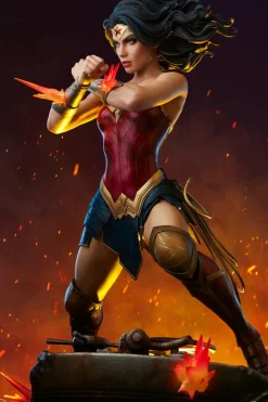 DC Comics - Wonder Woman Saving the Day Premium Format Statue