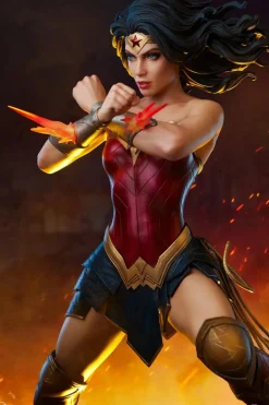 DC Comics - Wonder Woman Saving the Day Premium Format Statue