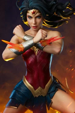 DC Comics - Wonder Woman Saving the Day Premium Format Statue