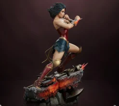 DC Comics - Wonder Woman Saving the Day Premium Format Statue