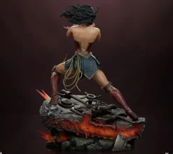 DC Comics - Wonder Woman Saving the Day Premium Format Statue