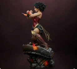 DC Comics - Wonder Woman Saving the Day Premium Format Statue