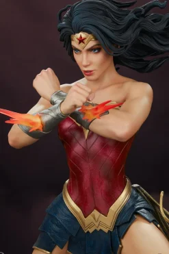DC Comics - Wonder Woman Saving the Day Premium Format Statue
