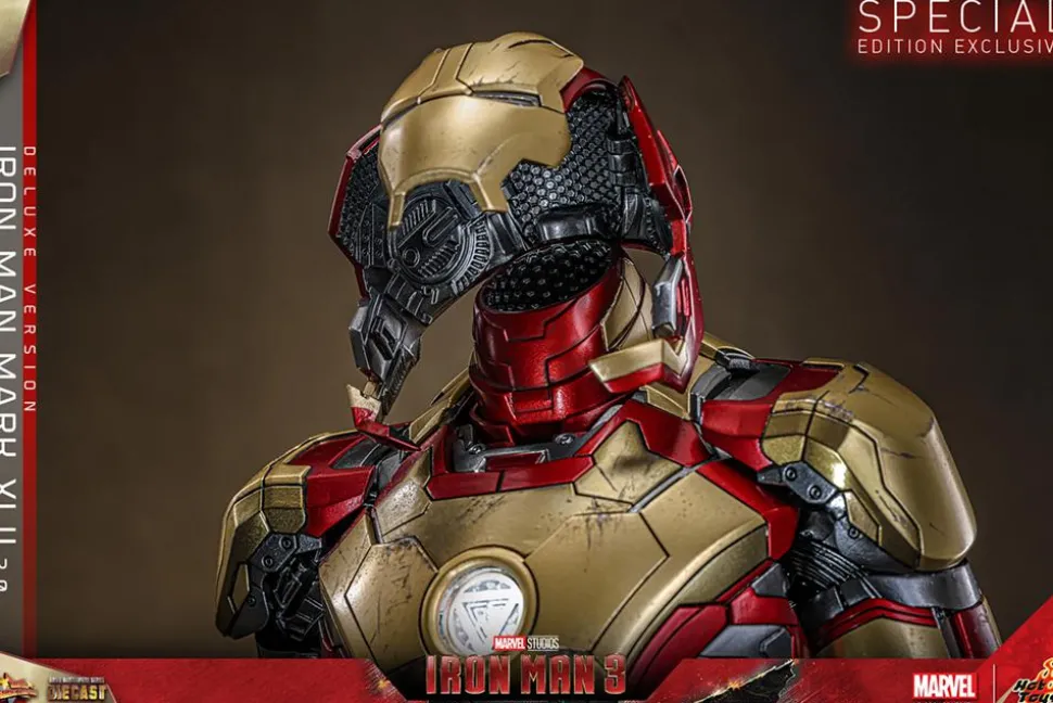 Iron Man 3 - Iron Man Mark XLII 42 (2.0) Deluxe 1/6th Scale Hot Toys Action Figure