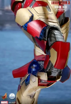 Iron Man 3 - Iron Man Mark XLII (42) Deluxe 1/4 Scale Hot Toys Action Figure