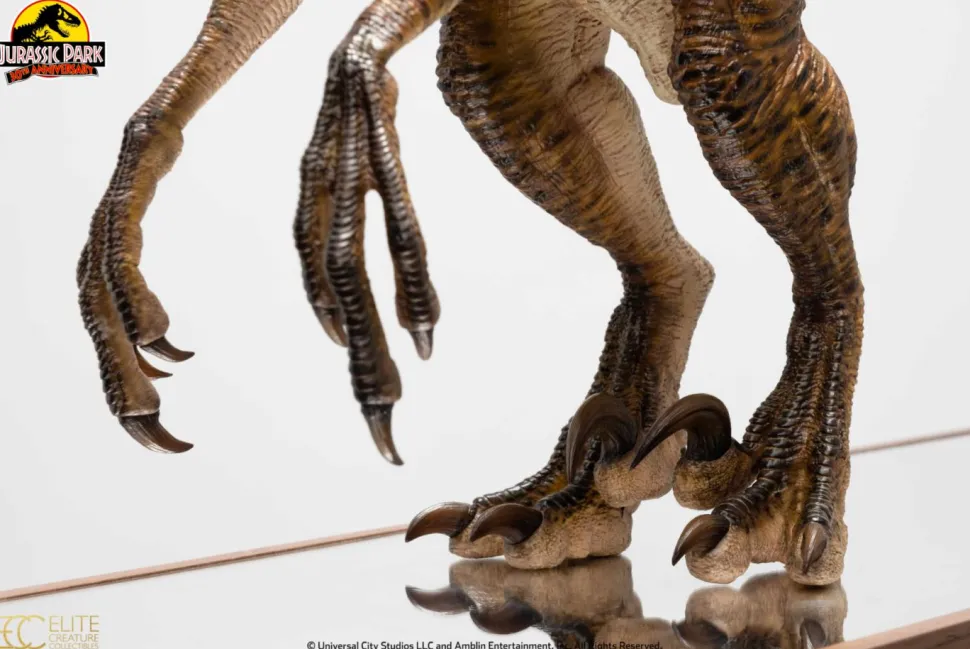 Jurassic Park - "Clever Girl" Velociraptor 1/4 Scale Maquette Statue with Acrylic Case