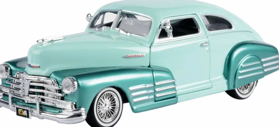 Motormax - 1948 Chevy Aerosedan Fleetside Get Low Collection 1/24th Scale Die-Cast Vehicle Replica