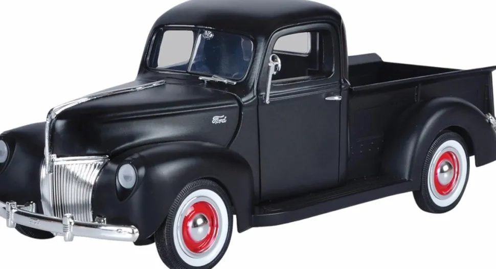 Motormax - Black 1940 Ford Pickup Timeless Legends Collection 1/18th Scale Die-Cast Vehicle Replica