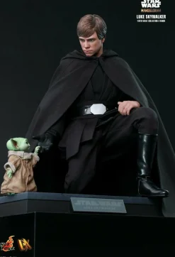 Star Wars: The Mandalorian - Luke Skywalker 1/6th Scale Hot Toys Action Figure