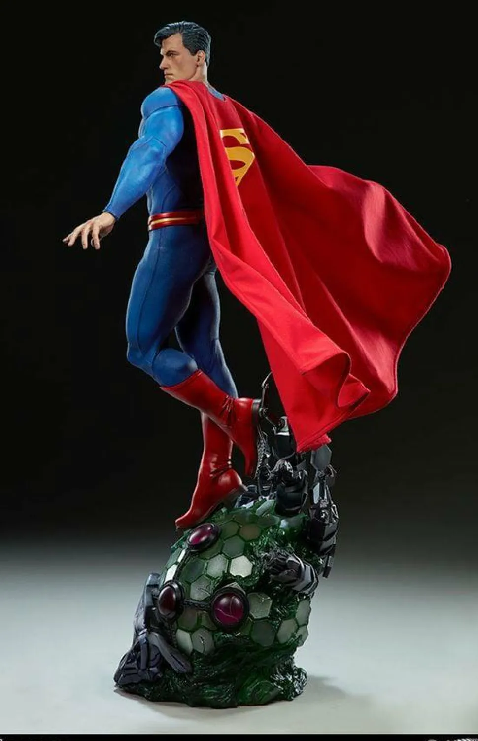 Superman - Superman Premium Format Statue