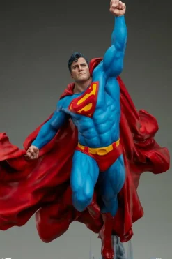 Superman - Superman Premium Format Statue by The Kucharek Brothers