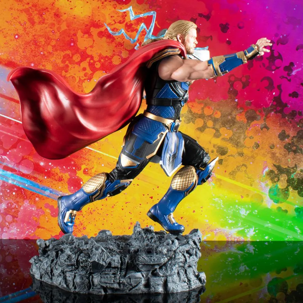 Thor: Love and Thunder - Thor with Stormbreaker Deluxe Gallery 9" PVC Statue